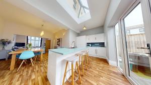 Sandcastles - moments from the beach, hot tub!