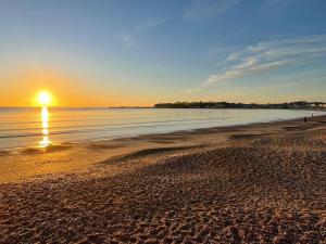 Sandcastles - moments from the beach, hot tub!