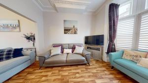 Sandcastles - moments from the beach, hot tub!