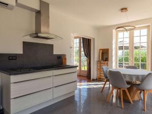 Maisons de vacances Charmante maison avec piscine privee au coeur du Perigord - FR-1-824-22 : photos des chambres