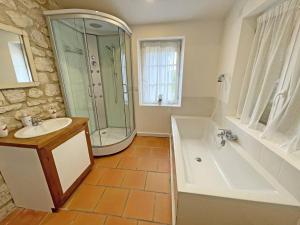 Maisons de vacances Propriete au calme avec piscine privee au coeur des vignes de Bergerac - FR-1-824-1 : photos des chambres