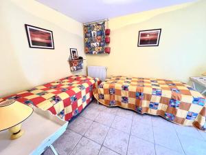 Maisons de vacances Maison campagne avec piscine privee en Perigord, pour 6 personnes - FR-1-824-14 : photos des chambres