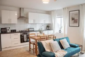 Spacious & Modern 8-Bed Home - Sleeps 13 - Parking - Horsforth