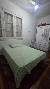 Quarto em apartamento no bairro das laranjeiras com 2 gatinhos lindos!