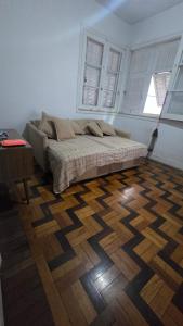 Quarto em apartamento no bairro das laranjeiras com 2 gatinhos lindos!