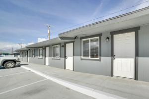 Updated Hawthorne Apartment, 12 Mi to Walker Lake!