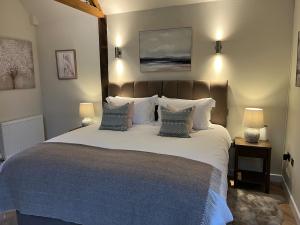 The Acorn Newly refurbished lodge house 10 minute walk from Goodwood Fesitival of Speed