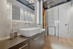 Penthouse Sauna & Jacuzzi in Glyfada