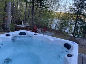 Joys Chalet - Hottub, Lake, & Cottage