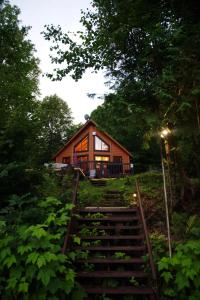 Joys Chalet - Hottub, Lake, & Cottage