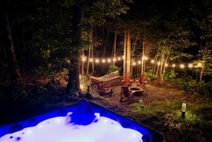 Joys Chalet - Hottub, Lake, & Cottage