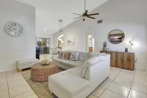 Coastal Charm Cozy Private Home in Cape Coral - Waterway Estates