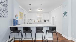 Cozy 1 BR Apt - 3 Blocks to Beach - Sleeps 6