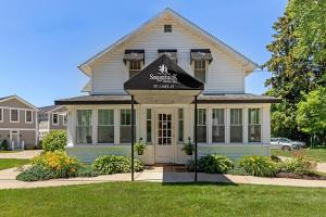 Seven-Bedroom Villa room in Entire Inn pvt hot tub shared pool walk to Saug