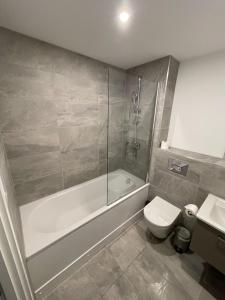 York Central Stylish Flat - Sleeps 8 - Parking - Gym