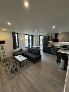 York City Centre Apartment - Parking & Gym - Fast WiFi - Sleeps 8