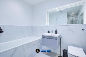 2 Bedroom Apt By LS2G Short Lets & Serviced Accommodation Greater London With Private Balcony