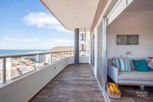 Stylish Condo with Pools Gym Sunset Bay Views