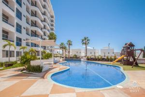 Stylish Condo with Pools Gym Sunset Bay Views