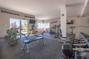 Stylish Condo with Pools Gym Sunset Bay Views