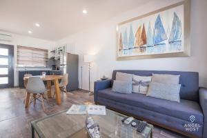 Stylish Condo with Pools Gym Sunset Bay Views