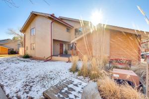 2 Mi to CU Boulder Townhome with Private Deck!
