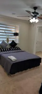 Beautiful Room Near Scott Road- Walk to Cafes, Restaurants & Transit - Delta