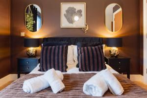 Coco Lounge- Central Bham, OR Parking & Balcony