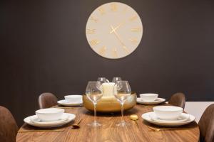 Coco Lounge- Central Bham, OR Parking & Balcony