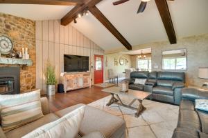 On-Site Lake Access Group Getaway in Afton