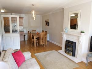 Spacious and Bright 2 Bedroom Apt - Great location