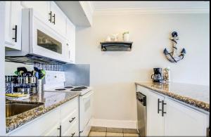 Ocean & Pool View - Top Floor - 2 Pools - Hot Tub - GYM - Tennis ct - SS03