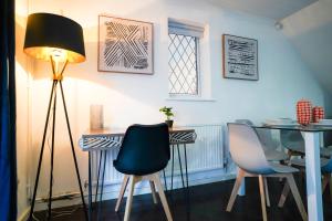 Spacious, 4 Bedroom, Free Parking & Garden