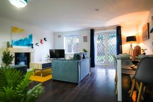 Spacious, 4 Bedroom, Free Parking & Garden