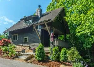 HOT TUB & PET-FRIENDLY - Dogwood Treehouse - Ridgecrest