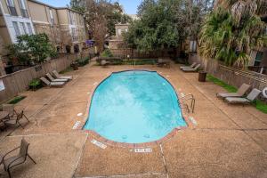 Towne Plaza Apartments #114 in the Galleria Area