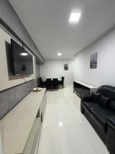 Apartamento Novo, Confortável, Lazer e Estacionamento, Rápido acesso aos pontos turísticos