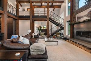 Architecturally stunning Cle Elum luxury retreat