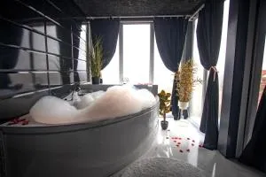 Your Throne pool, sauna & jacuzzi - 卢卡维卡