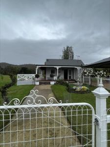 Yarra Fox Farm Cottage Farmstay