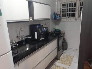 Sobrado em condomínio próximo à Praia da Enseada! Acomoda até 8 pessoas com conforto, possui 2 quartos e excelente localização para aproveitar dias inesquecíveis no litoral