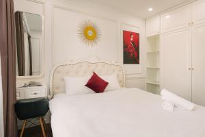 Vinhomes DCapitale 2-bed apartment with Sunset view