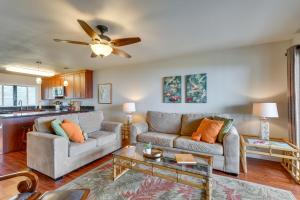 Kailua-Kona Coastal Condo with Lanai and Pool!