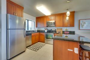 Kailua-Kona Coastal Condo with Lanai and Pool!