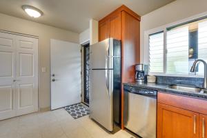 Kailua-Kona Coastal Condo with Lanai and Pool!