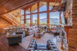 Million Views Hot Tub Game Room Sleeps 25