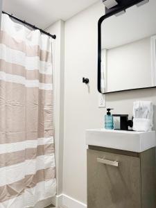 RiverStone Retreat - Newburgh IN Stylish Apartments