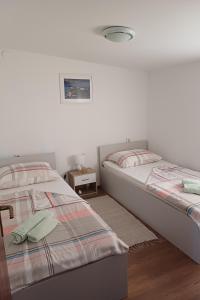 Apartments with parking space Vir - 23898