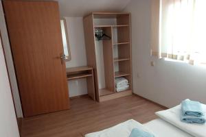 Apartments and rooms with parking space Lopar, Rab - 23825