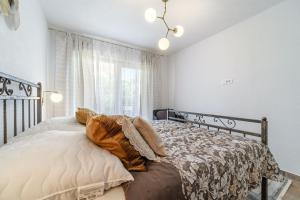 Family friendly house with a swimming pool Supetar, Brac - 23813